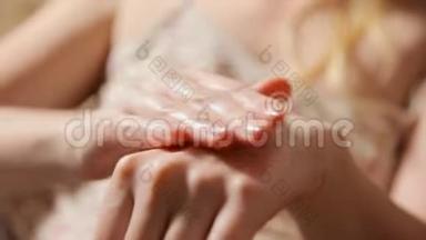 女人把保湿霜涂在她的<strong>手</strong>上。 <strong>美甲</strong>和水疗<strong>美甲</strong>的概念。 美容指甲。 柔软的皮肤，护肤品